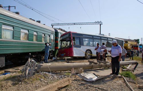 Обнародован полный список раненых и погибших в результате столкновения поезда с автобусом в Баку – ОБНОВЛЕНО – ФОТО - ВИДЕО – ОПРОС