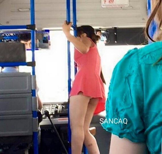 Девушка вышла из дома, забыв надеть юбку - ФОТО