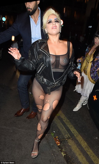 Леди Гага пришла на вечеринку в откровенном образе - ФОТО