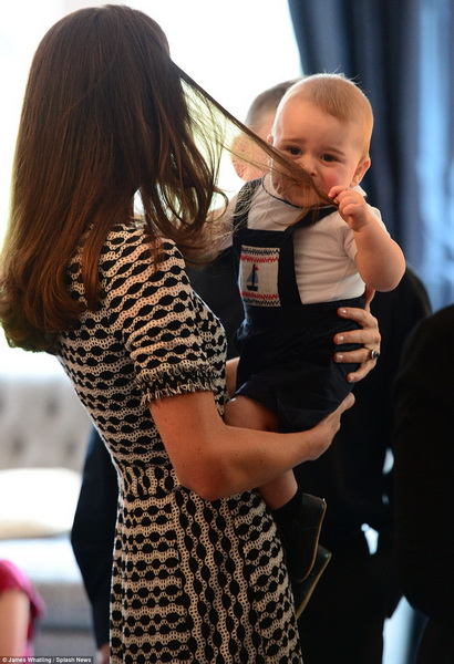 Маленький принц Джордж покорил всех в Новой Зеландии - ФОТО