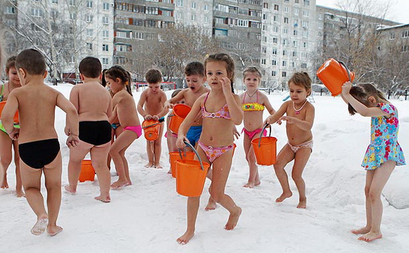 В России 3-летних детей обливают ледяной водой при минус 30 градусах - ФОТО