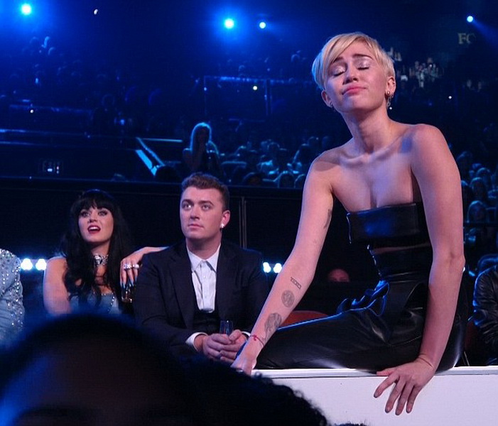 Конфузы, яркие шоу и победители церемонии MTV - ФОТО