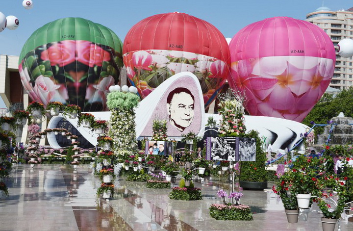 Президент Ильхам Алиев и его супруга Мехрибан Алиева приняли участие в Празднике цветов в Баку - ОБНОВЛЕНО - ФОТО - ВИДЕО