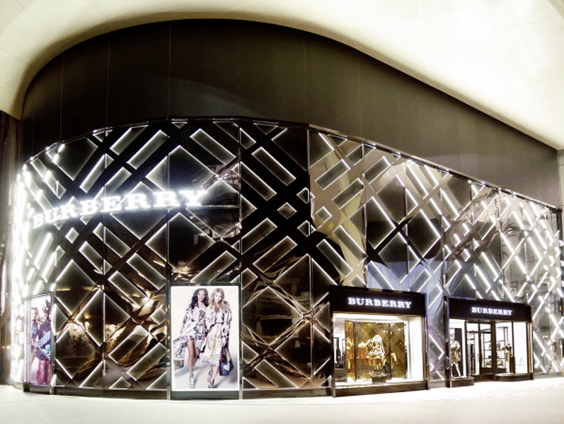 Burberry открыл второй магазин в Баку - ФОТО