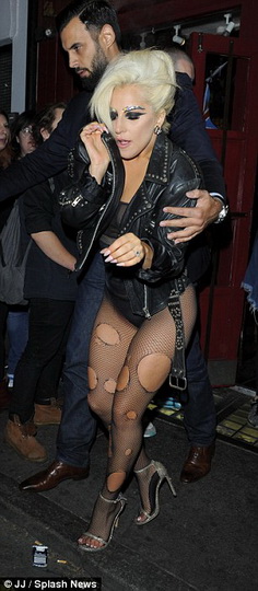 Леди Гага пришла на вечеринку в откровенном образе - ФОТО