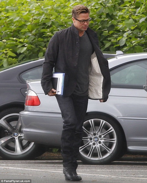 Снова красавчик: Брэд Питт распрощался с длинными волосами - ФОТО