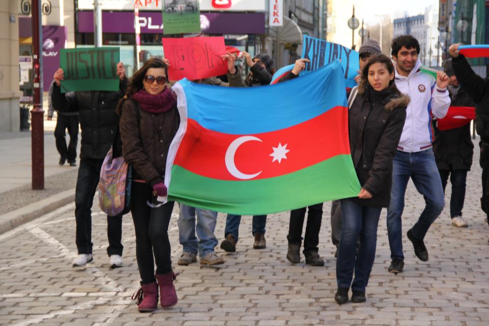 Азербайджанские студенты в Польше провели шествие в память о геноциде Ходжалы - ФОТО