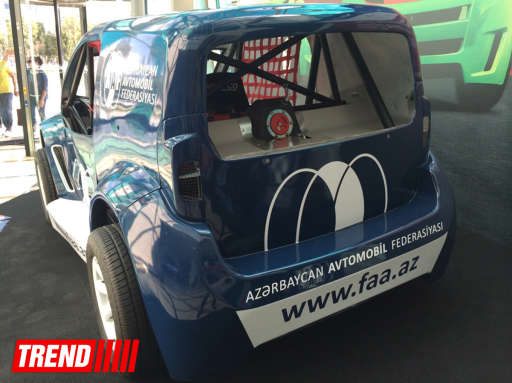 Автомобиль-участник соревнований "V1 Challenge Azerbaijan" выставлен в бакинском торговом центре - ФОТО