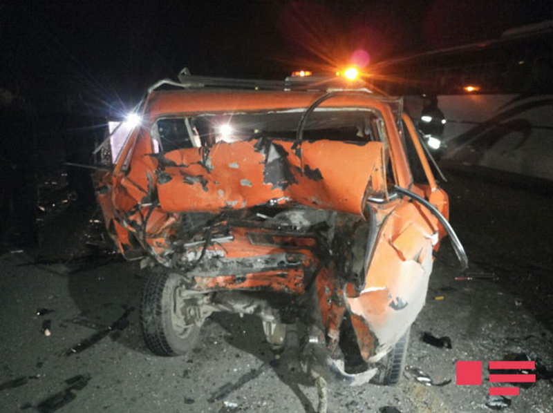 В Геранбое Hyundai врезался в припаркованный ВАЗ, 3 погибших - ОБНОВЛЕНО - ФОТО