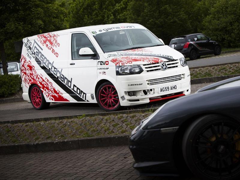 VW Transporter превратили в гоночный болид - ФОТО