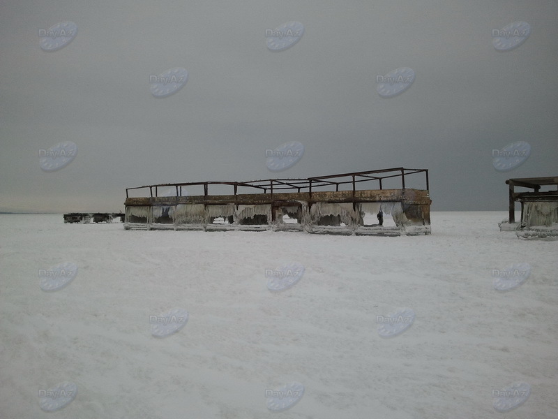На морском побережье вблизи Новханы образовался ледник – ФОТО