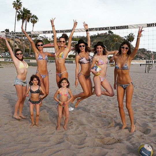 Жаркие фото звезд в купальниках - ФОТО