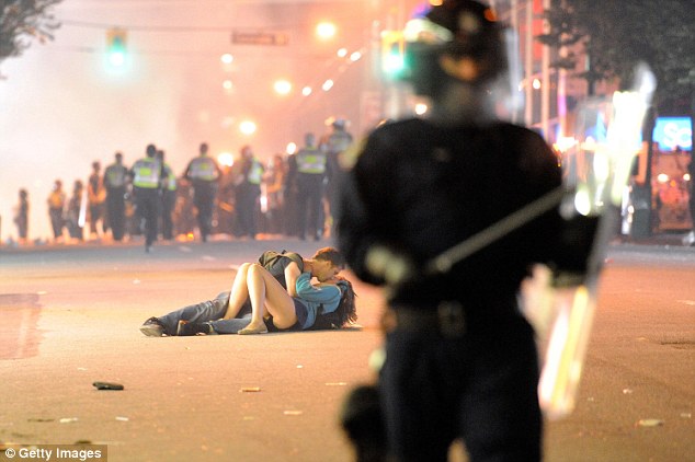 Помните этот снимок? Посмотрите, что стало с этой влюбленной парой - ФОТО