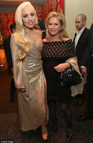 Леди Гага нарядилась в "золотое" платье – ФОТО