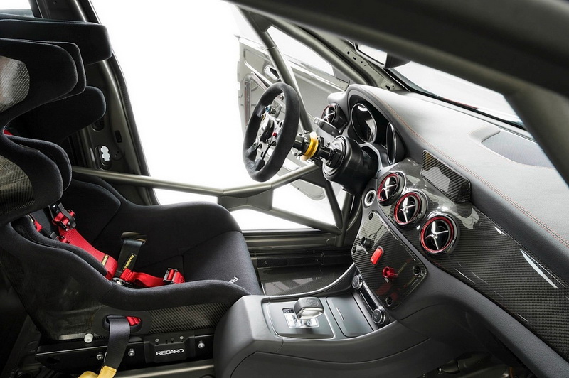 Самый маленький седан Mercedes превратили в гоночный болид - ФОТО