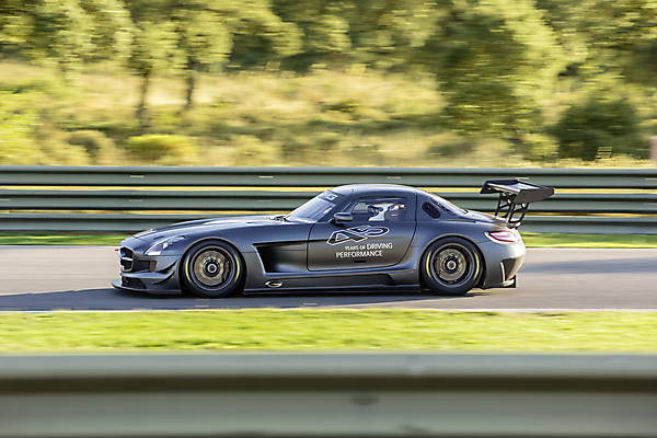Монстр дорог: юбилейный спорткар Mercedes-Benz SLS AMG GT3 – ФОТО