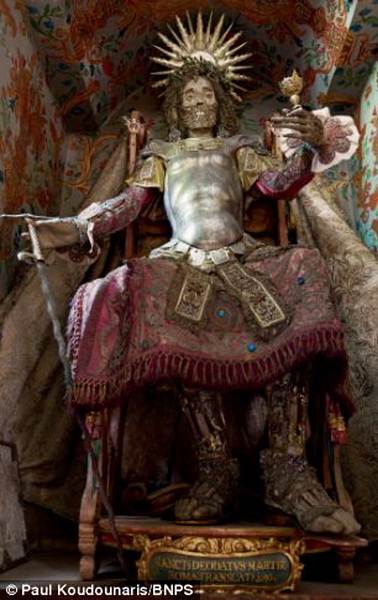 Жуткая коллекция скелетов, украшенных драгоценностями - ФОТО