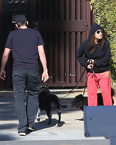 Папарацци довели беременную Милу Кунис до истерики - ФОТО