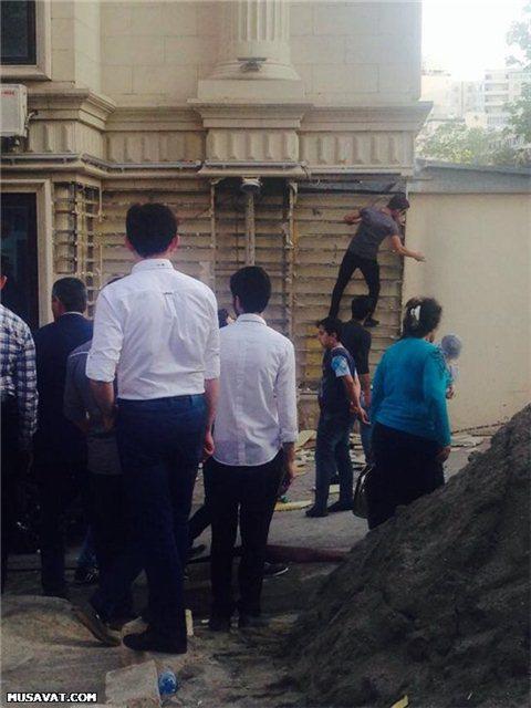 Hacıbala Abutalıbov yanan binaya baş çəkdi - FOTO