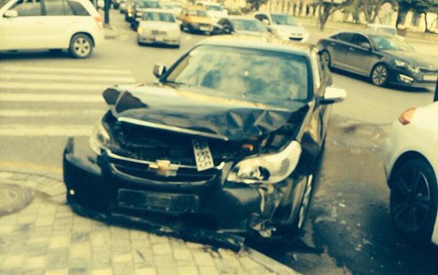 Bakıda "Porsche Panamera" qəzaya düşdü - FOTO