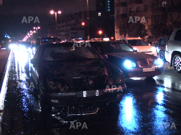 Paytaxtda "Mercedes" yandı, yolu bağladı - YENİLƏNİB - VİDEO - FOTO