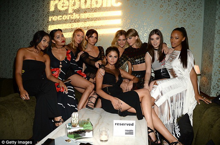 Прозрачное платье Селены Гомес вновь наделало шуму - ФОТО