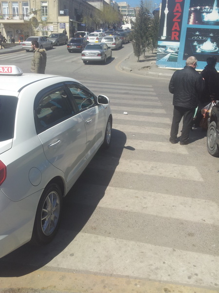 Репортаж с бакинской улицы: почему горожане боятся этой остановки – ФОТО