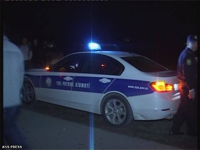 В Агдаме ГАЗ-24 врезался в людей, чинивших грузовик - ФОТО