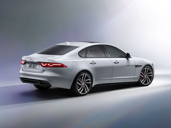 Создатели нового Jaguar XF пожадничали с мощностью - ФОТО