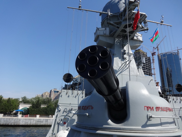 Российские военные корабли у причала Морского вокзала Баку - ФОТО