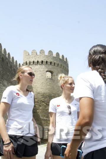Bakıya heyran qalan isveçli qızlar - FOTO
