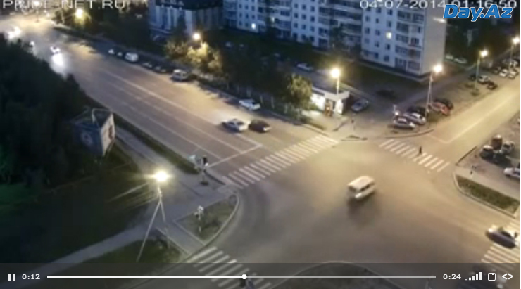 Микроавтобус сбил пешехода, вылетел с дороги и врезался в фонарь - ВИДЕО