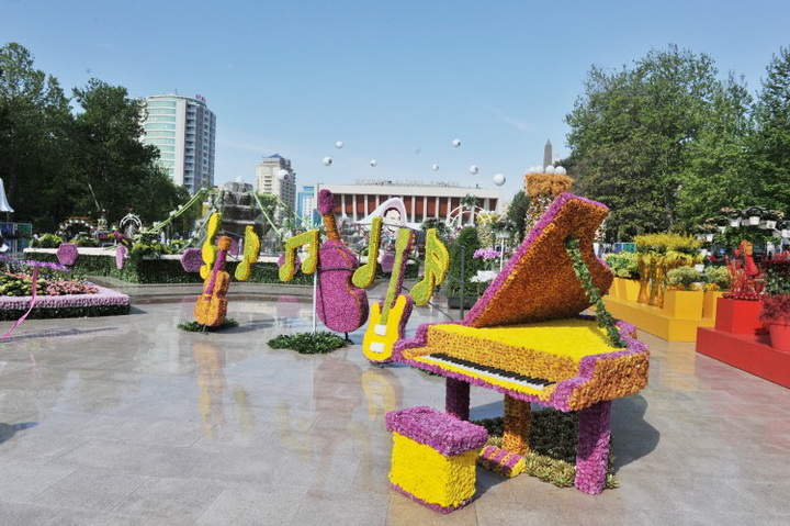 Президент Ильхам Алиев и его супруга Мехрибан Алиева приняли участие в Празднике цветов в Баку - ОБНОВЛЕНО - ФОТО - ВИДЕО