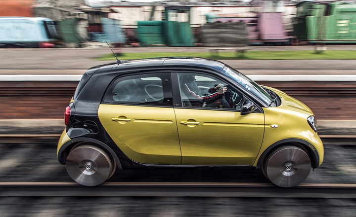 Smart ForFour ради рекламы сменил асфальт на рельсы - ФОТО