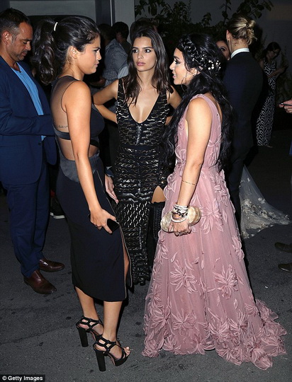 Прозрачное платье Селены Гомес вновь наделало шуму - ФОТО