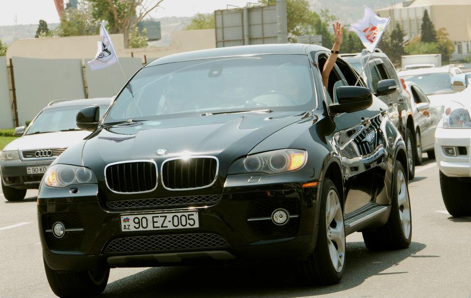 Участницы конкурса "Мисс Азербайджан 2012" порезвились на автомобилях – ФОТО