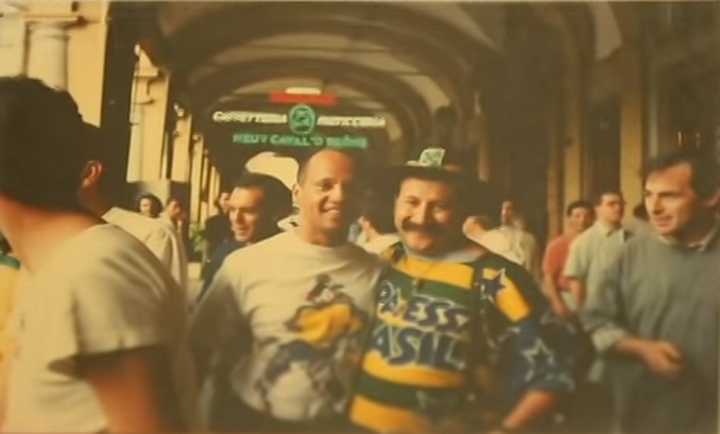 Рак убил самого известного фаната сборной Бразилии - ФОТО