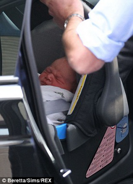 Куклу-копию принца Джорджа продали за 2800 долларов - ФОТО