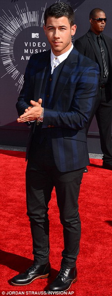 ДжейЛо, Бейонсе и все звезды на красной дорожке MTV - ФОТО