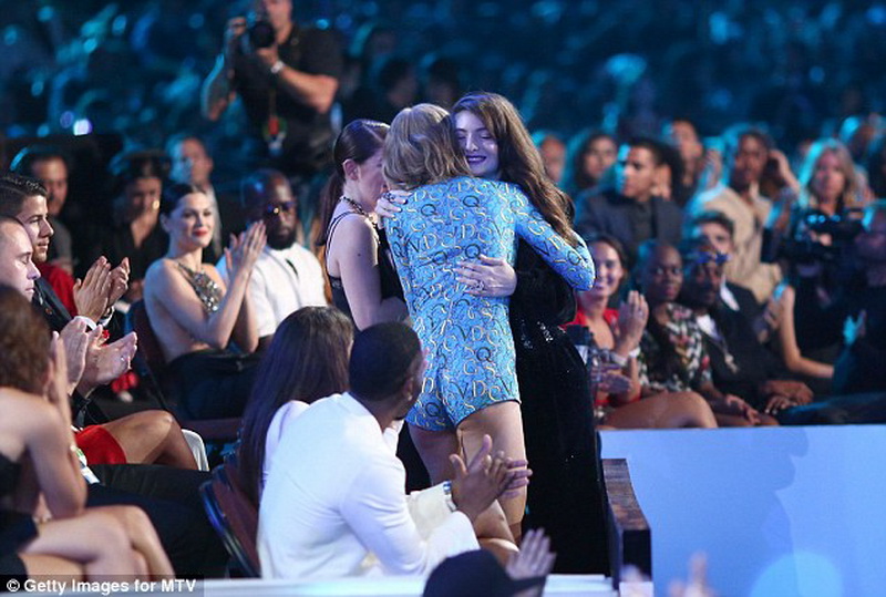 Конфузы, яркие шоу и победители церемонии MTV - ФОТО