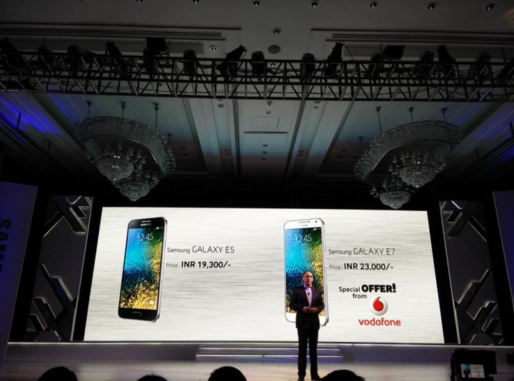 Samsung показала два новых смартфона для "селфи" - ФОТО