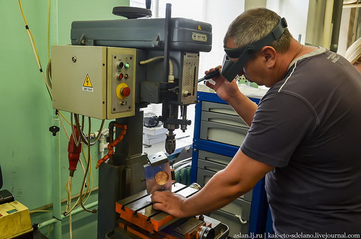 Как делают медали для чемпионов - ФОТОСЕССИЯ