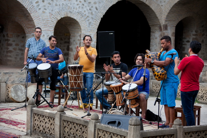 İran və özbək musiqiçiləri Şəkidə maraqla qarşılandı - FOTOLAR