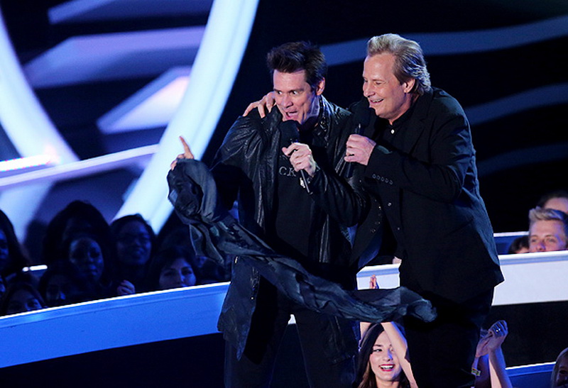 Конфузы, яркие шоу и победители церемонии MTV - ФОТО