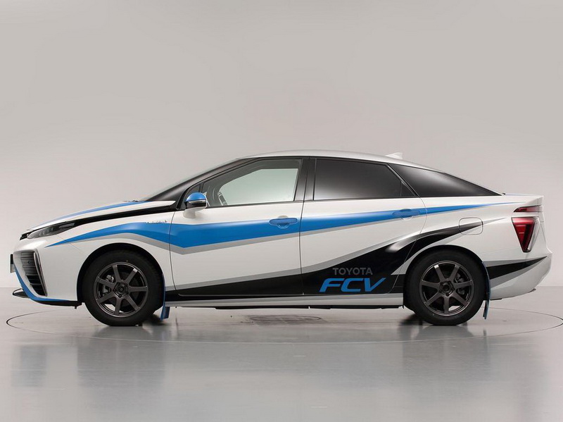 Toyota превратит водородный седан в болид для ралли - ФОТО