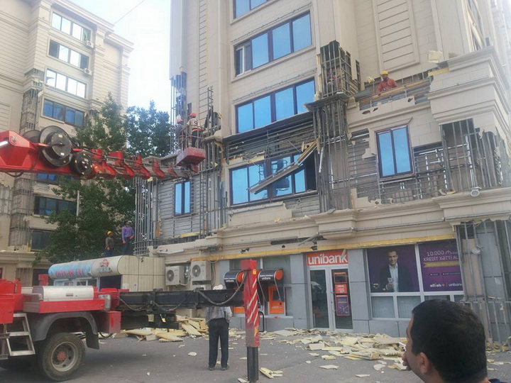В Баку снимают облицовку с домов - ФОТО