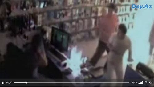 Аккумулятор мобильника взорвался в руках продавца - ВИДЕО