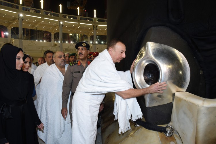 Президент Ильхам Алиев и его супруга Мехрибан Алиева совершили умру - малый хадж в Мекке и посетили мечеть Пророка в Медине - ОБНОВЛЕНО - ФОТО - ВИДЕО