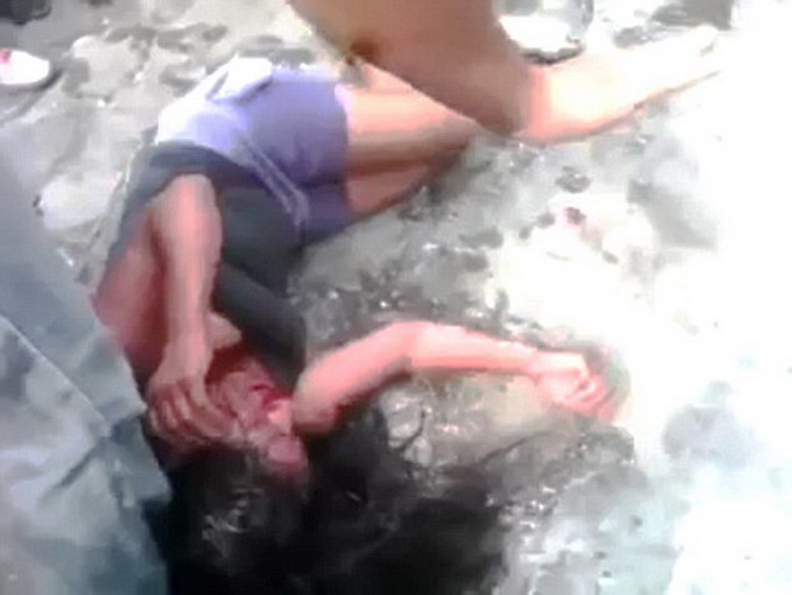 Мужчины избили и сожгли девушку на глазах у полицейских - ФОТО - ВИДЕО