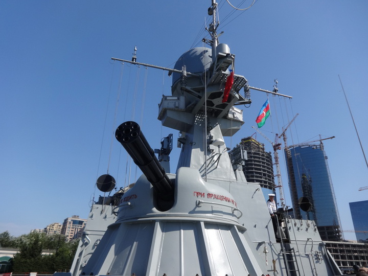 Российские военные корабли у причала Морского вокзала Баку - ФОТО